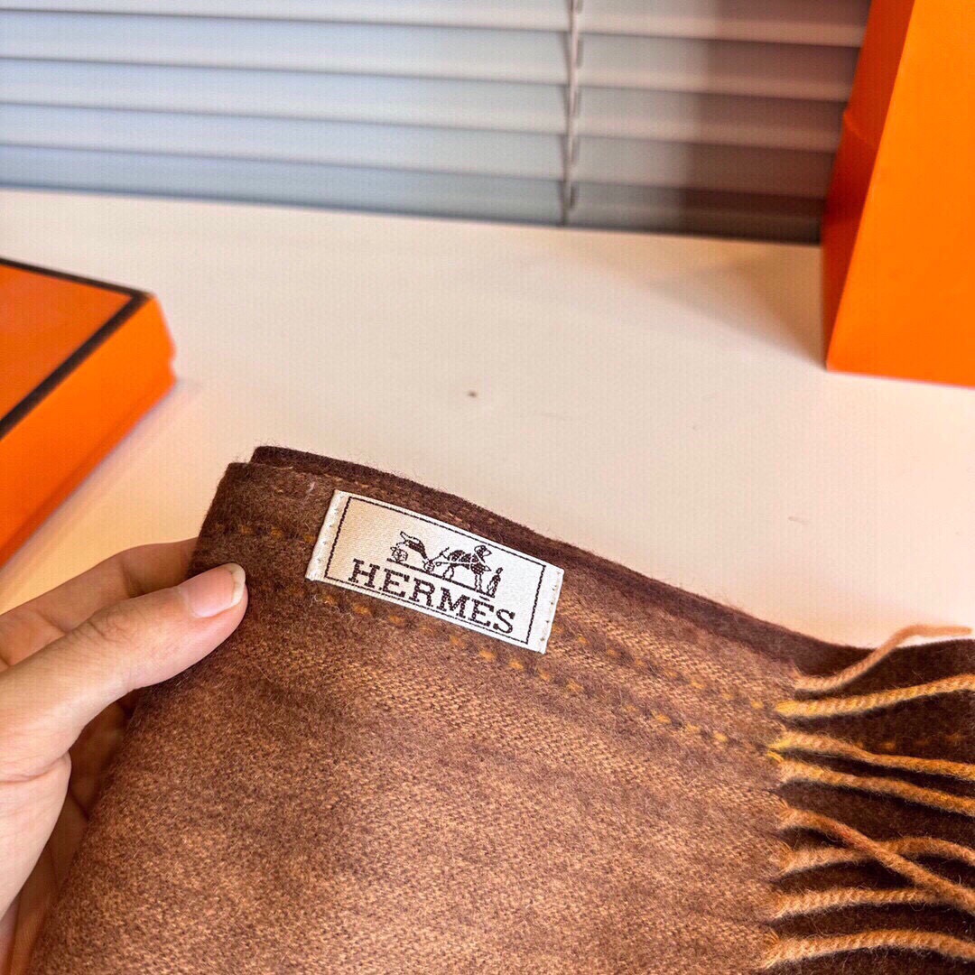 官网同款水波纹水羊绒 爱马仕❗👫同款围巾且买且珍惜羊绒款😍~都是出口订单所以比较难遇❤东西讲究少而精😍好