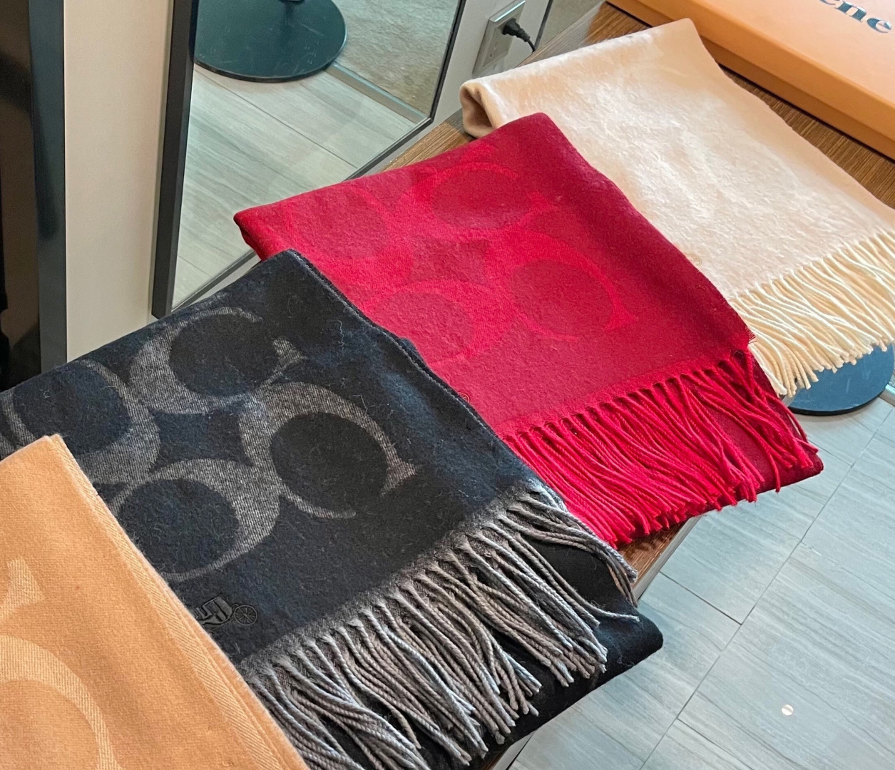 高版本✨【经典款】COACH经典 蔻驰披肩也太好看了吧！不仅有颜值还有品质，羊绒，手感超级软糯和舒服，尺