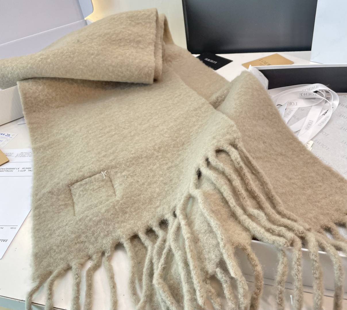 罗意威超美新款马海毛围巾！超级推荐入手！】质感好货！主打的马海毛围巾~据说超难买哦！！打了好多次版！终于