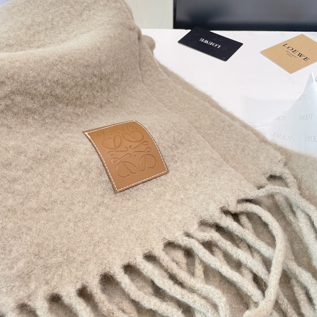 罗意威超美新款马海毛围巾！超级推荐入手！】质感好货！主打的马海毛围巾~据说超难买哦！！打了好多次版！终于