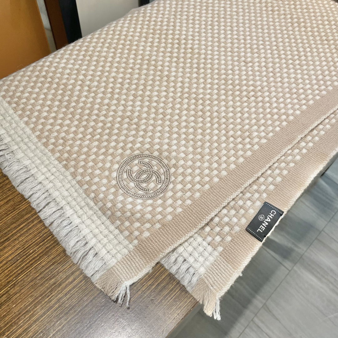 新款 搭配利器🆕🆕 香奈儿系列货 专供viP 产品 ♥顶级苏格兰进口绵羊毛 纹路织法使围巾赋有弹性且柔软