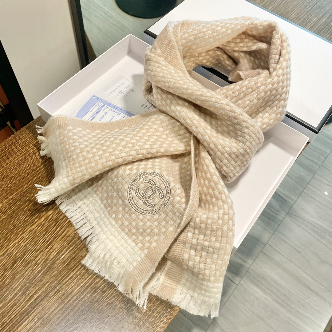 新款 搭配利器🆕🆕 香奈儿系列货 专供viP 产品 ♥顶级苏格兰进口绵羊毛 纹路织法使围巾赋有弹性且柔软