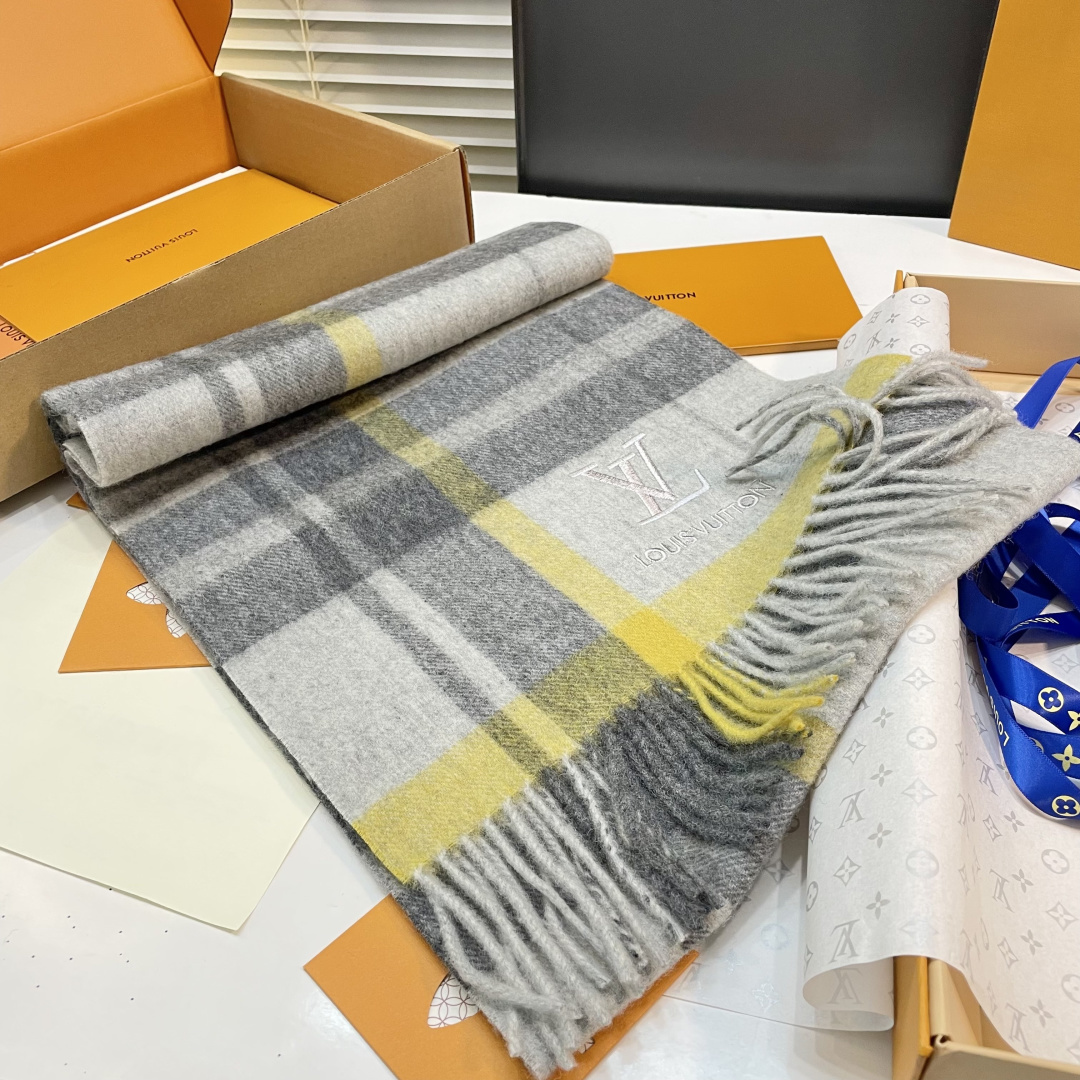 新款上市👏LV👏超级有品百搭的款，。绝对质量好到爆的超值❗️最新出口🇬🇧男女羊绒围巾.羊绒提花 手感细腻