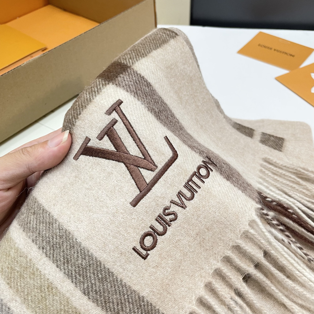 新款上市👏LV👏超级有品百搭的款，。绝对质量好到爆的超值❗️最新出口🇬🇧男女羊绒围巾.羊绒提花 手感细腻