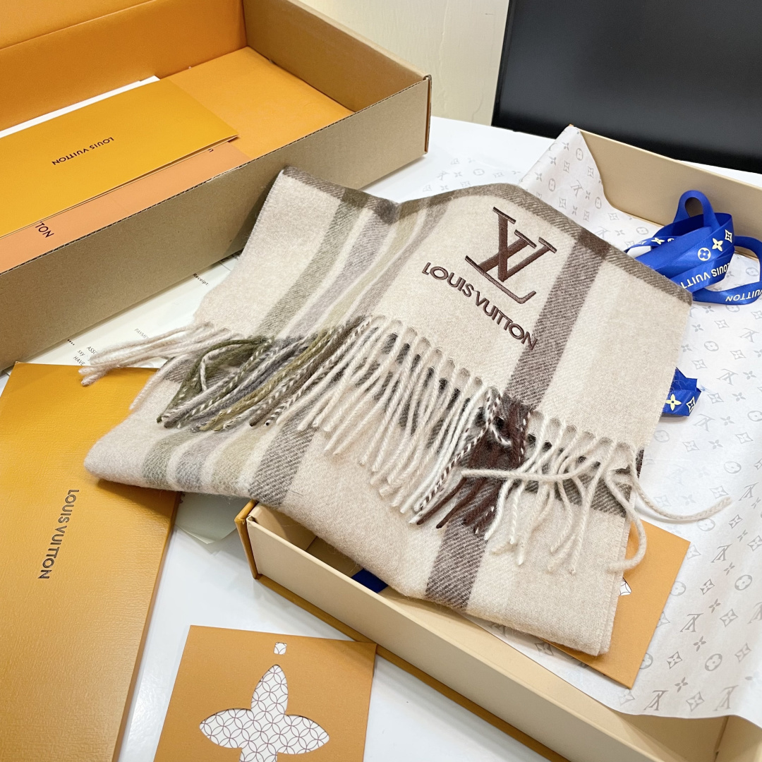 新款上市👏LV👏超级有品百搭的款，。绝对质量好到爆的超值❗️最新出口🇬🇧男女羊绒围巾.羊绒提花 手感细腻