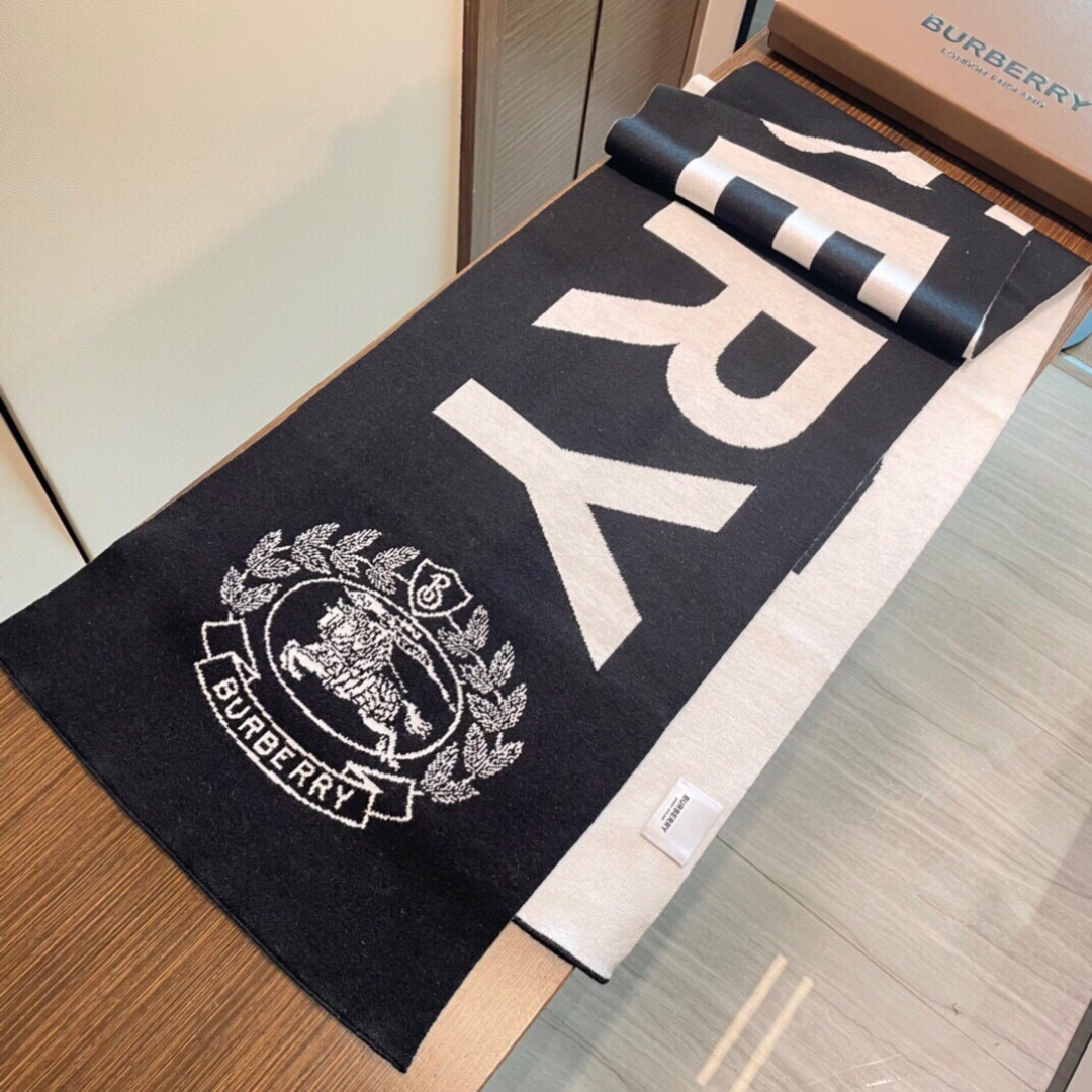 😍viP推荐👍巴宝莉专柜最新款围巾【顶级羊绒围巾】。爆款哦 😘💍实物真心美 🎀针织围巾配以精美logo的