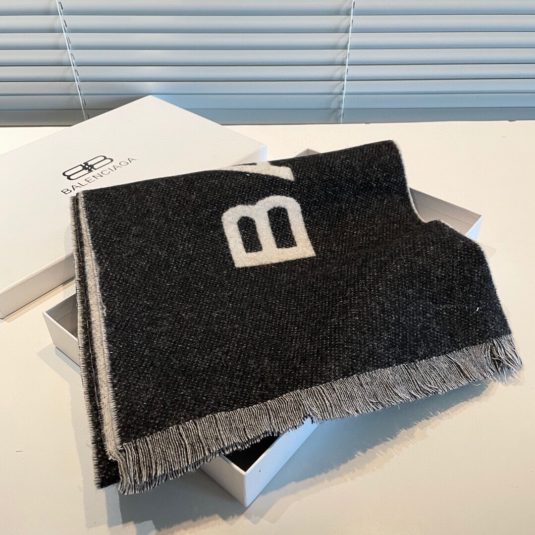 💟【灰黑双面色】。专柜在售的【巴黎世家经典字母双面羊绒围巾】。‼️巴黎世家潮流时尚界的领军大牌牌，受很多