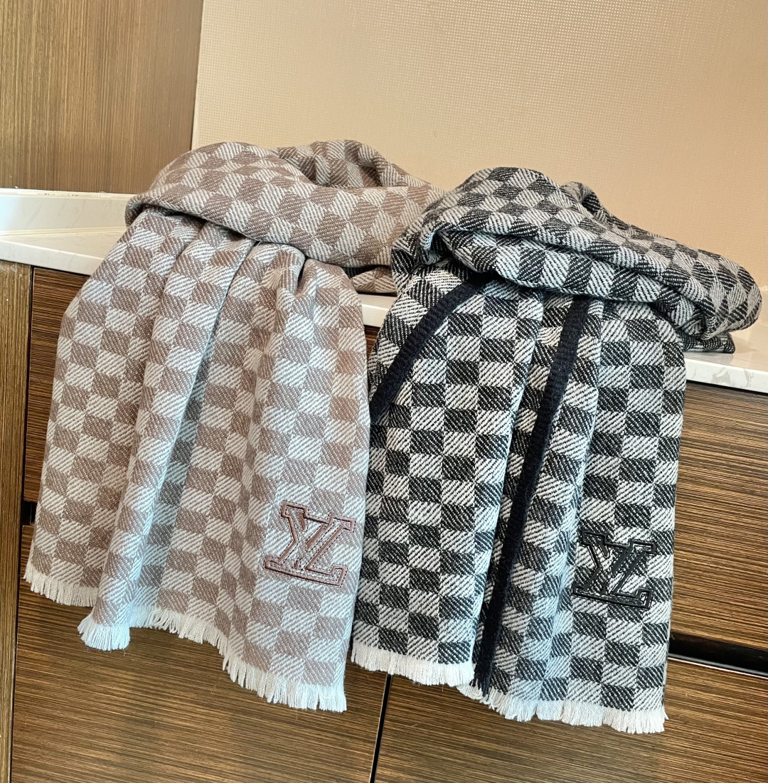 爆款上👍👍 LV独家牛货🐂 高端品质棋盘格编织工艺围巾‼️这种精品是市场上及其少见的，棋盘格元素针织毛线