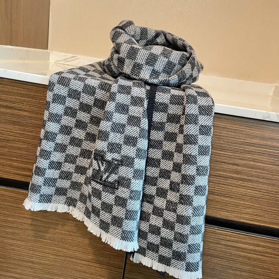 爆款上👍👍 LV独家牛货🐂 高端品质棋盘格编织工艺围巾‼️这种精品是市场上及其少见的，棋盘格元素针织毛线