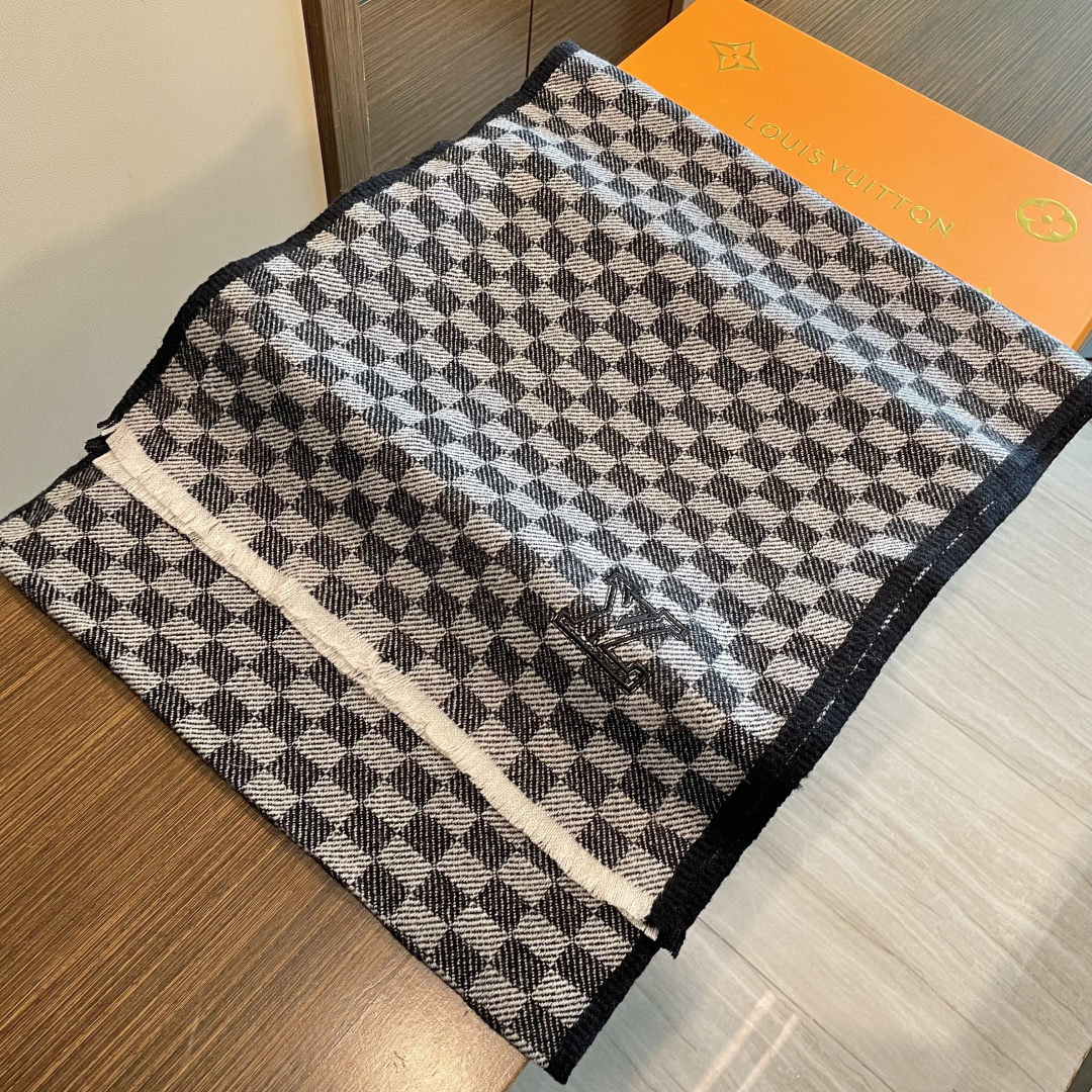 爆款上👍👍 LV独家牛货🐂 高端品质棋盘格编织工艺围巾‼️这种精品是市场上及其少见的，棋盘格元素针织毛线