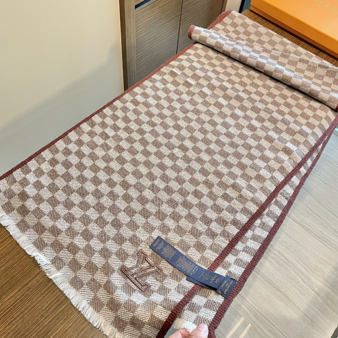 爆款上👍👍 LV独家牛货🐂 高端品质棋盘格编织工艺围巾‼️这种精品是市场上及其少见的，棋盘格元素针织毛线