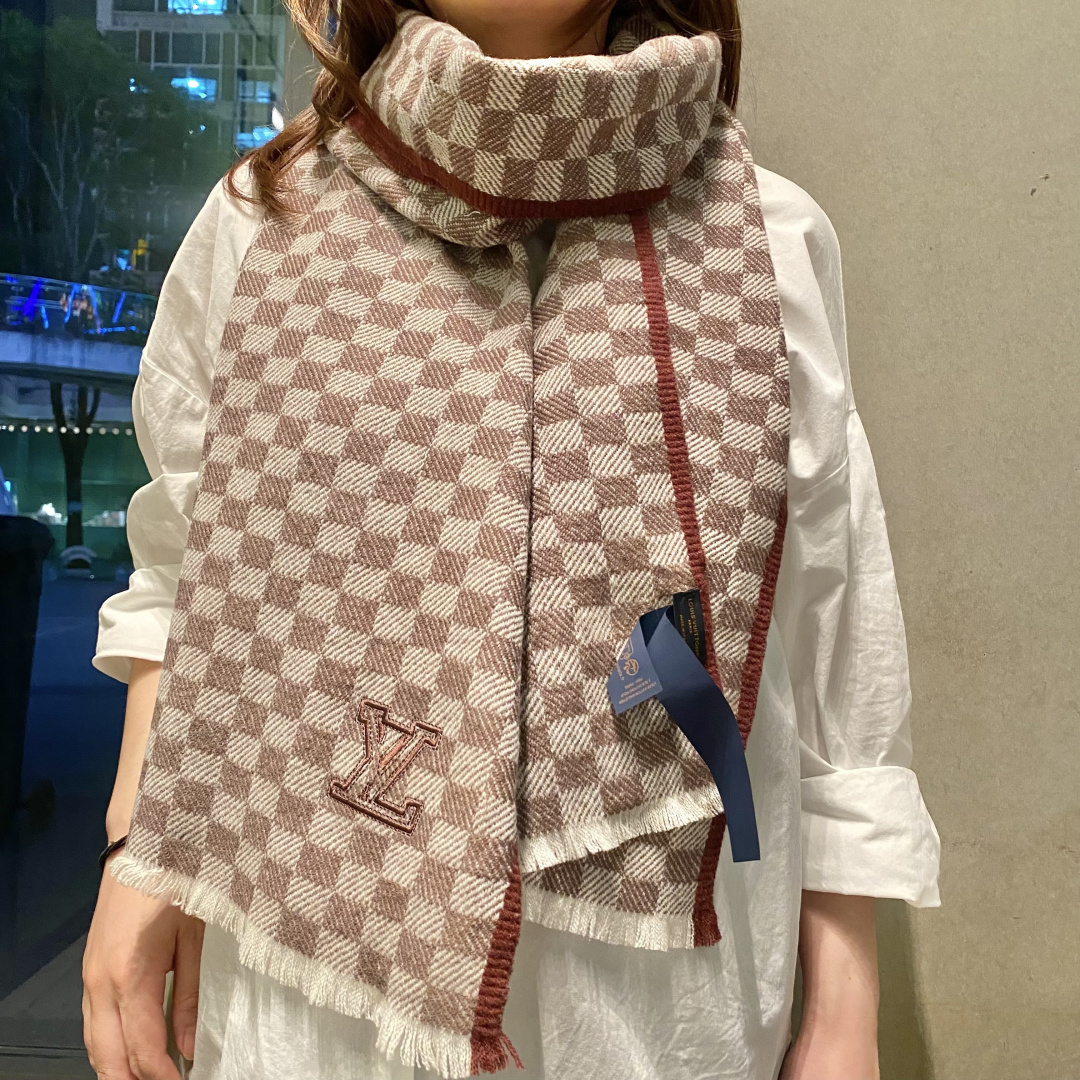 爆款上👍👍 LV独家牛货🐂 高端品质棋盘格编织工艺围巾‼️这种精品是市场上及其少见的，棋盘格元素针织毛线