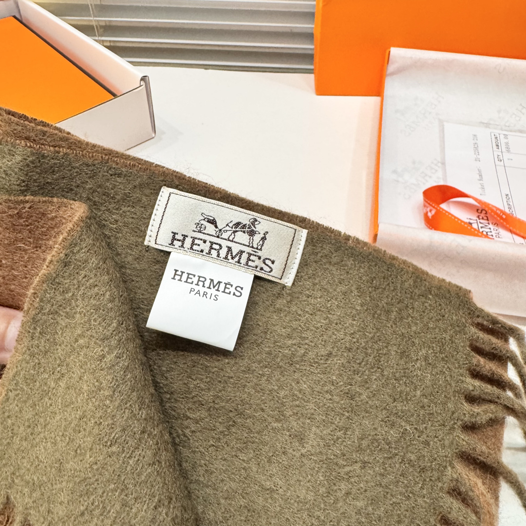 ✨✨爱马仕双面围巾❗好看的要疯掉了，太有型太有魅力了❗❗非常斯文时尚的秋冬单品！真的很喜欢，非常Clas