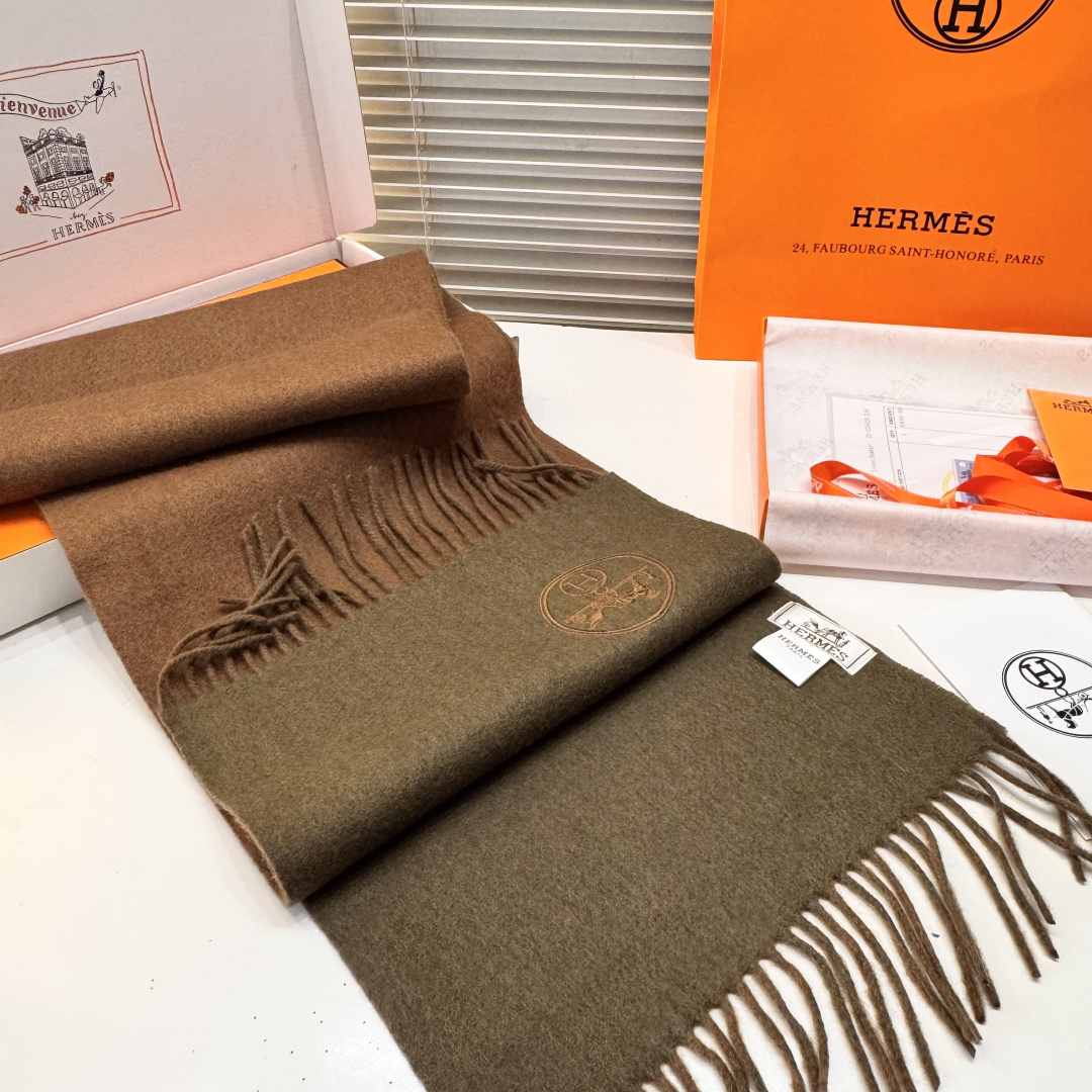 ✨✨爱马仕双面围巾❗好看的要疯掉了，太有型太有魅力了❗❗非常斯文时尚的秋冬单品！真的很喜欢，非常Clas