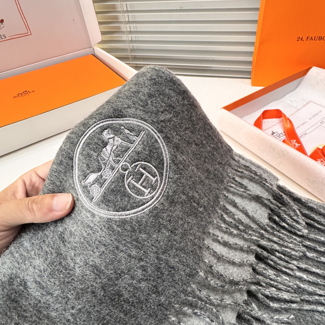 ✨✨爱马仕双面围巾❗好看的要疯掉了，太有型太有魅力了❗❗非常斯文时尚的秋冬单品！真的很喜欢，非常Clas