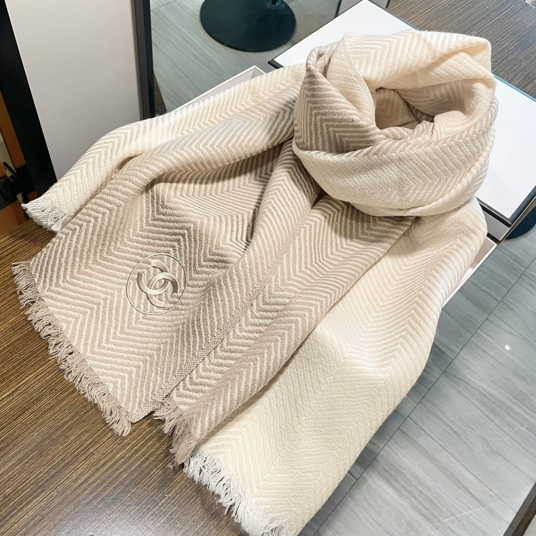 viP推荐👍香奈儿 专柜最新款‼️。爆款哦 😘💍实物真心美 🎀人字纹小香💓💃🏻无论设计都是非常到位☀️细