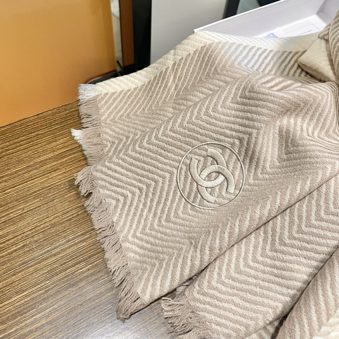 viP推荐👍香奈儿 专柜最新款‼️。爆款哦 😘💍实物真心美 🎀人字纹小香💓💃🏻无论设计都是非常到位☀️细