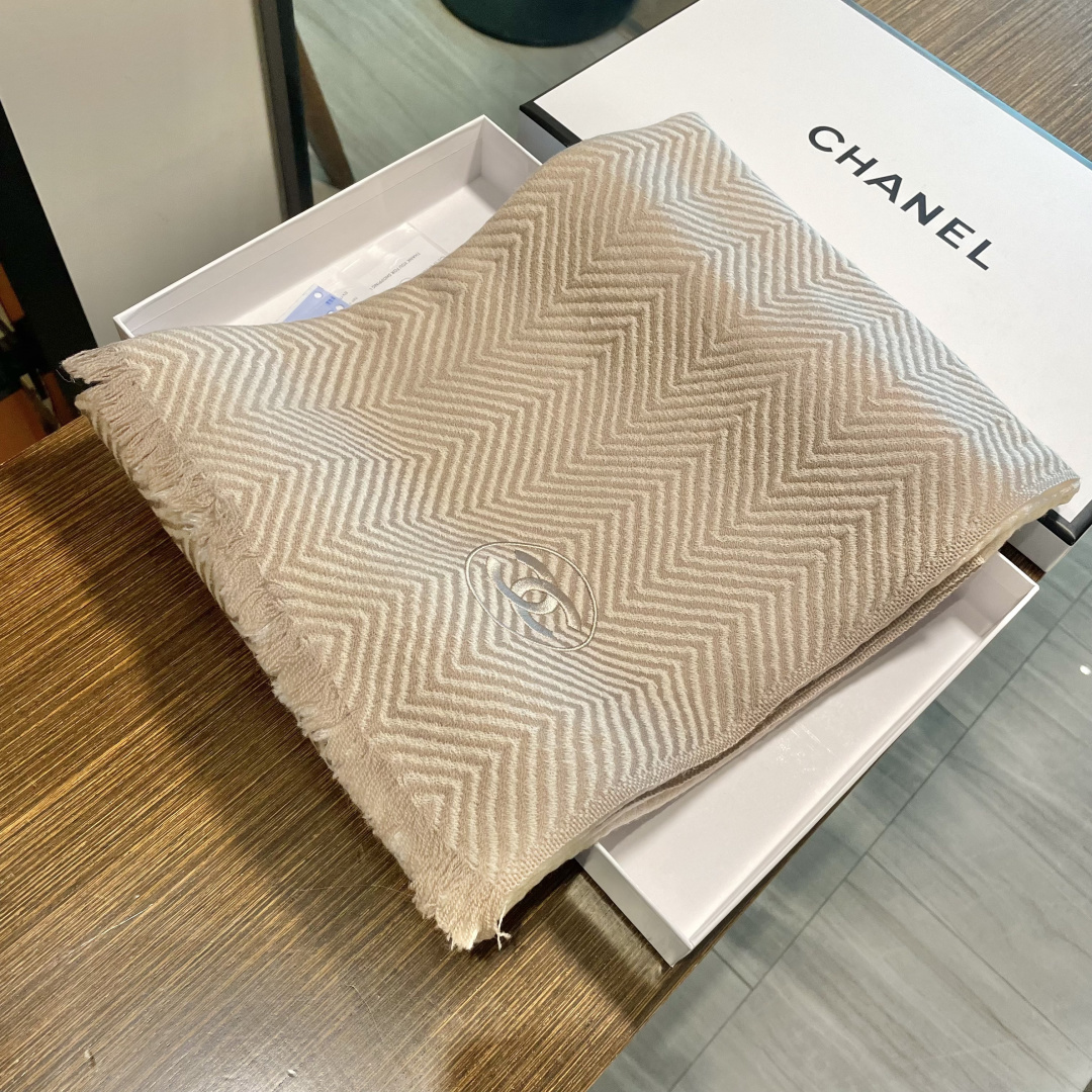 viP推荐👍香奈儿 专柜最新款‼️。爆款哦 😘💍实物真心美 🎀人字纹小香💓💃🏻无论设计都是非常到位☀️细