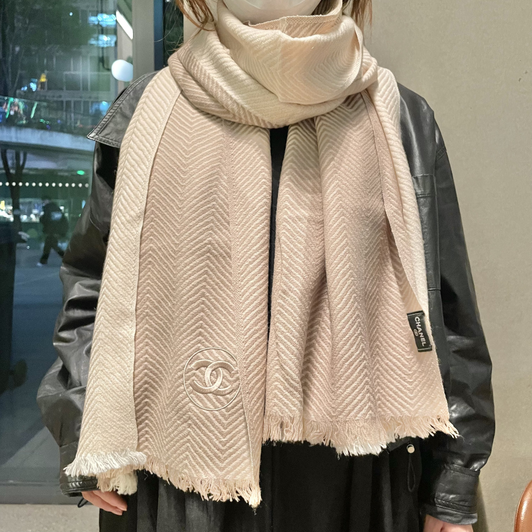 viP推荐👍香奈儿 专柜最新款‼️。爆款哦 😘💍实物真心美 🎀人字纹小香💓💃🏻无论设计都是非常到位☀️细