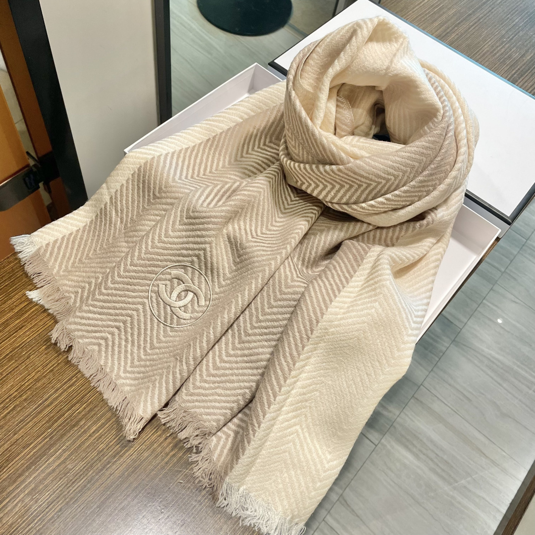 viP推荐👍香奈儿 专柜最新款‼️。爆款哦 😘💍实物真心美 🎀人字纹小香💓💃🏻无论设计都是非常到位☀️细