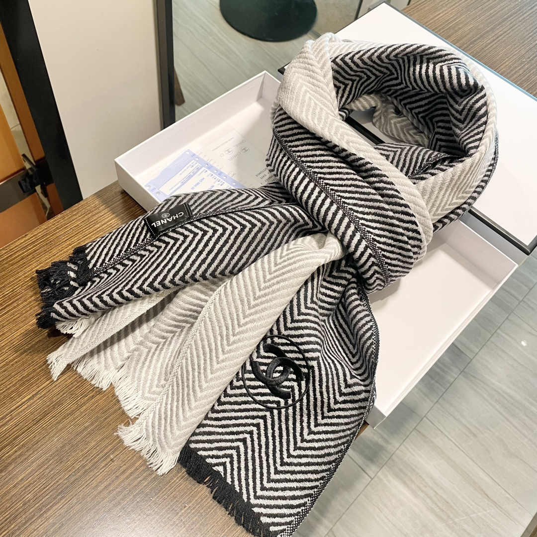 viP推荐👍香奈儿 专柜最新款‼️。爆款哦 😘💍实物真心美 🎀人字纹小香💓💃🏻无论设计都是非常到位☀️细