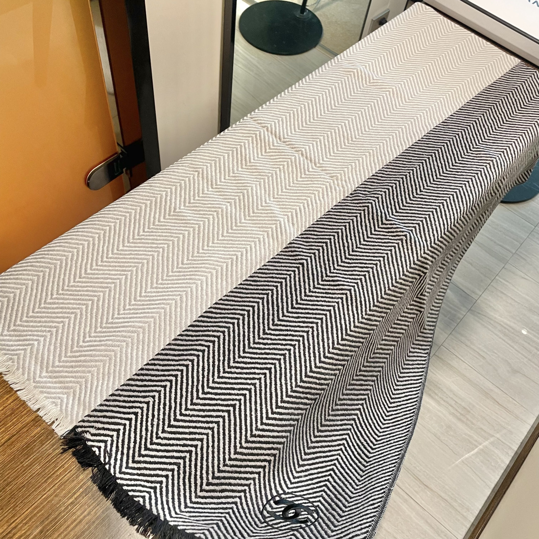 viP推荐👍香奈儿 专柜最新款‼️。爆款哦 😘💍实物真心美 🎀人字纹小香💓💃🏻无论设计都是非常到位☀️细