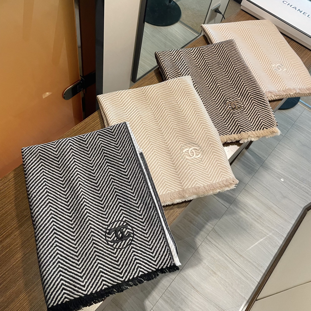 viP推荐👍香奈儿 专柜最新款‼️。爆款哦 😘💍实物真心美 🎀人字纹小香💓💃🏻无论设计都是非常到位☀️细