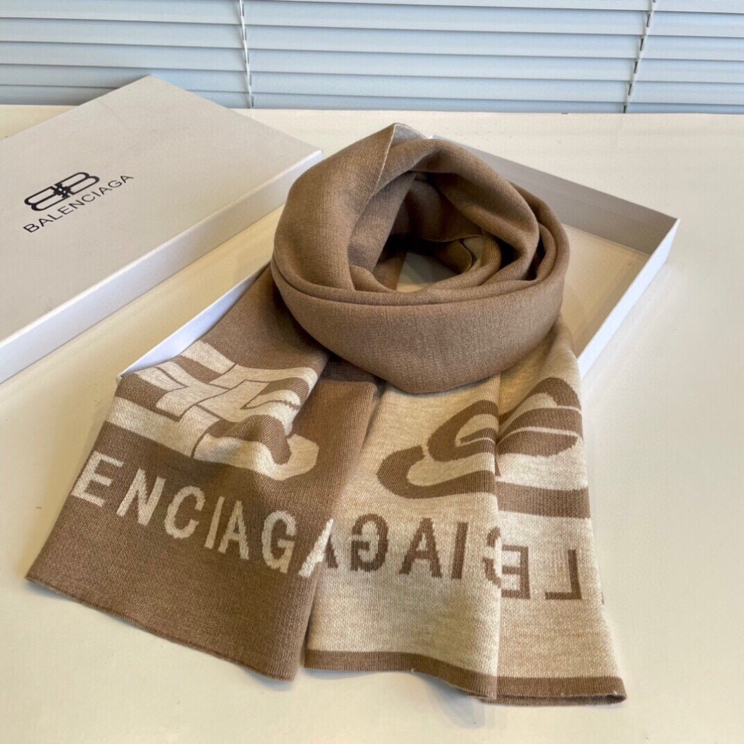 巴黎世家”，它永远是时尚、年轻的代名词，黑白的完美搭配，潮流达人必备！100％羊绒！別致Logo提花！手