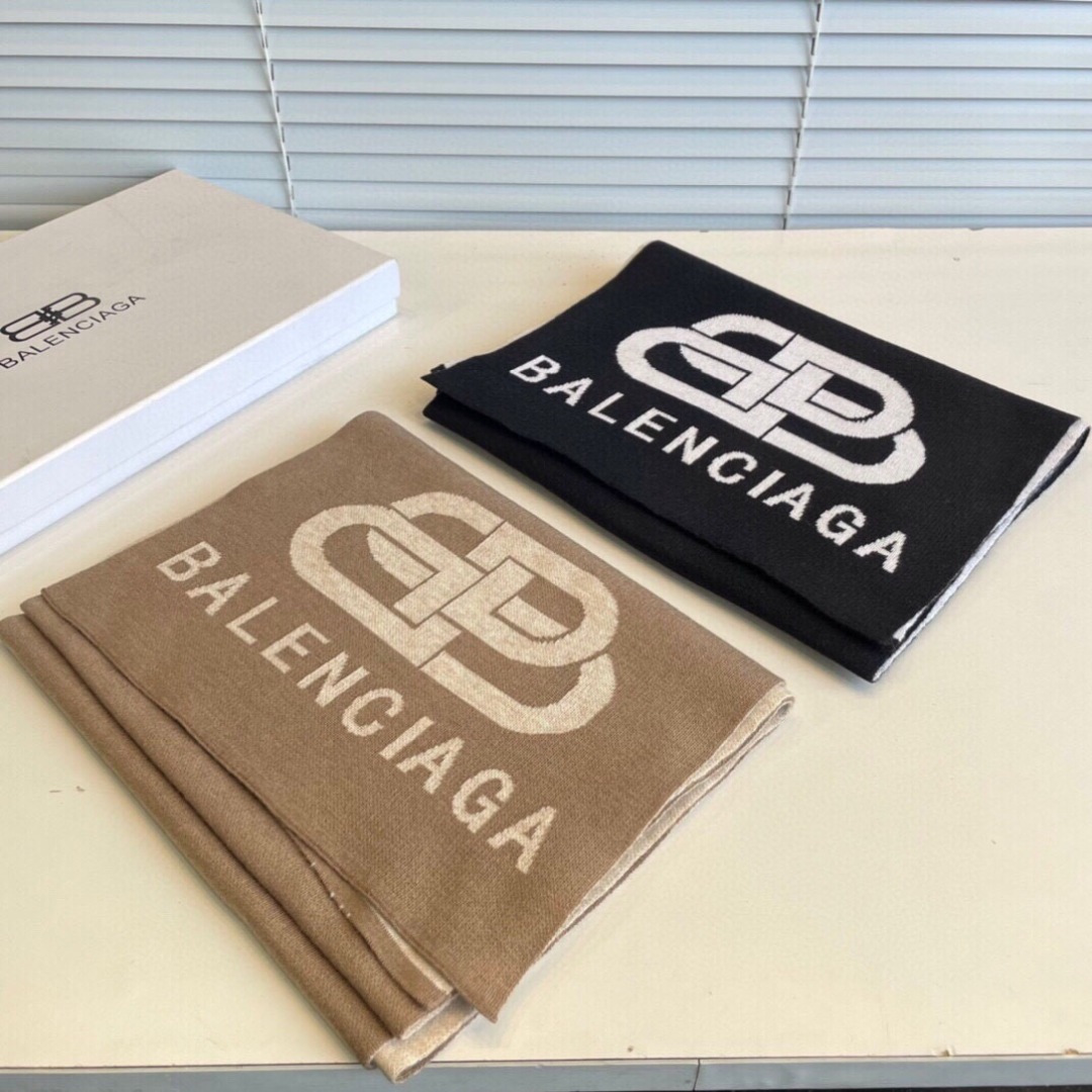 巴黎世家”，它永远是时尚、年轻的代名词，黑白的完美搭配，潮流达人必备！100％羊绒！別致Logo提花！手