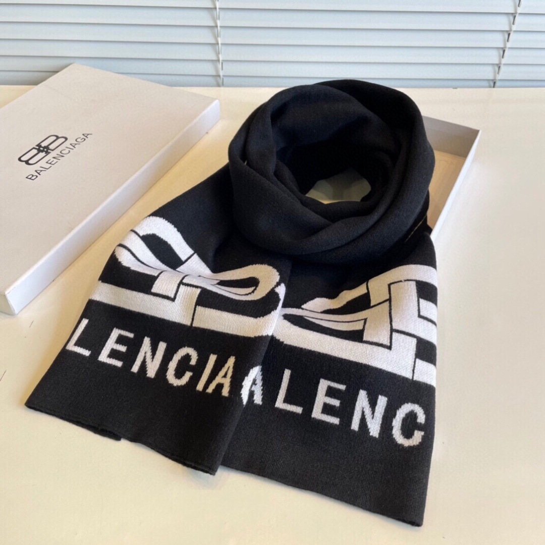 巴黎世家”，它永远是时尚、年轻的代名词，黑白的完美搭配，潮流达人必备！100％羊绒！別致Logo提花！手