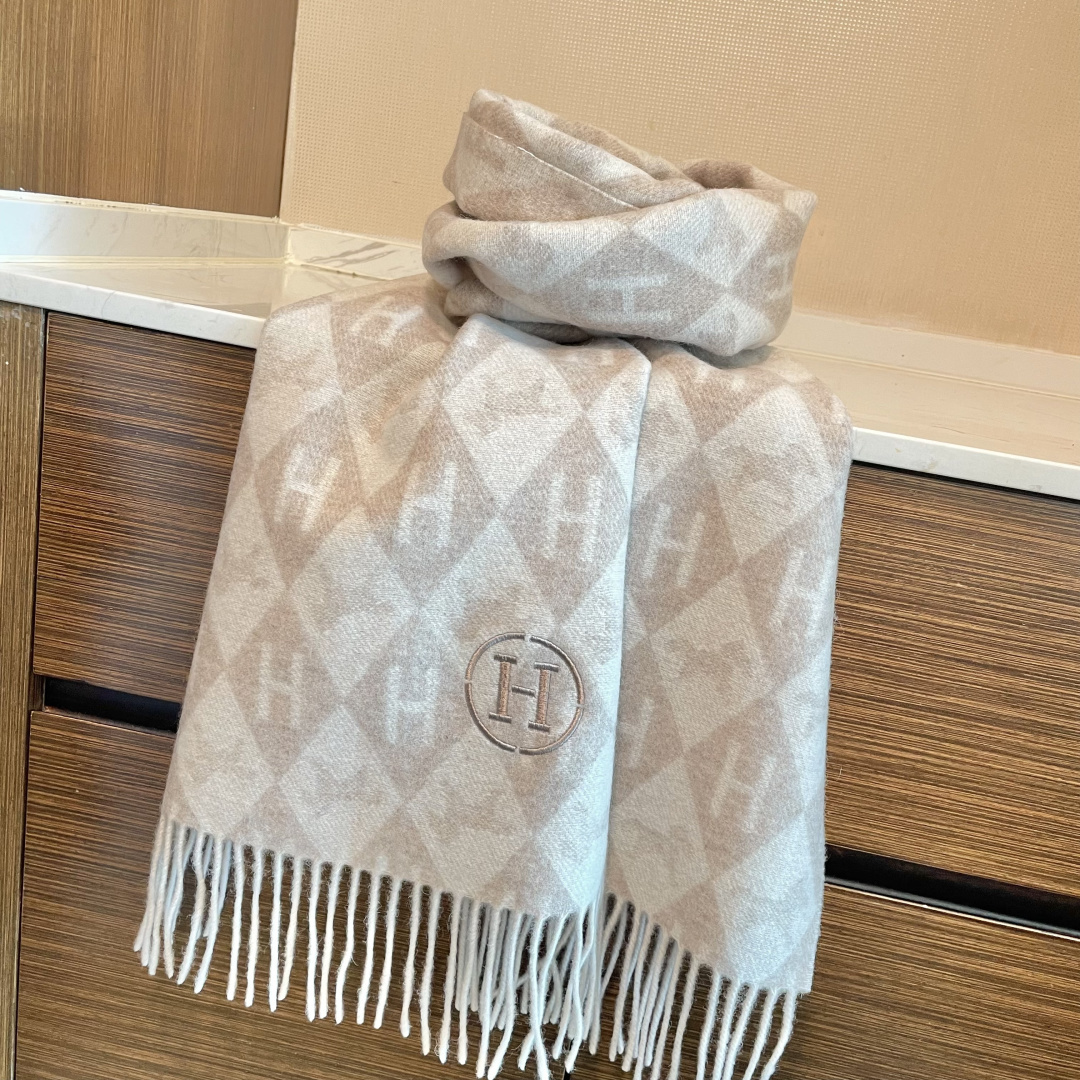 上新爱马仕双面男女款围巾且买且珍惜😍~都是出口订单所以比较难遇❤️东西讲究少而精😍好看的一定要收😎这款H