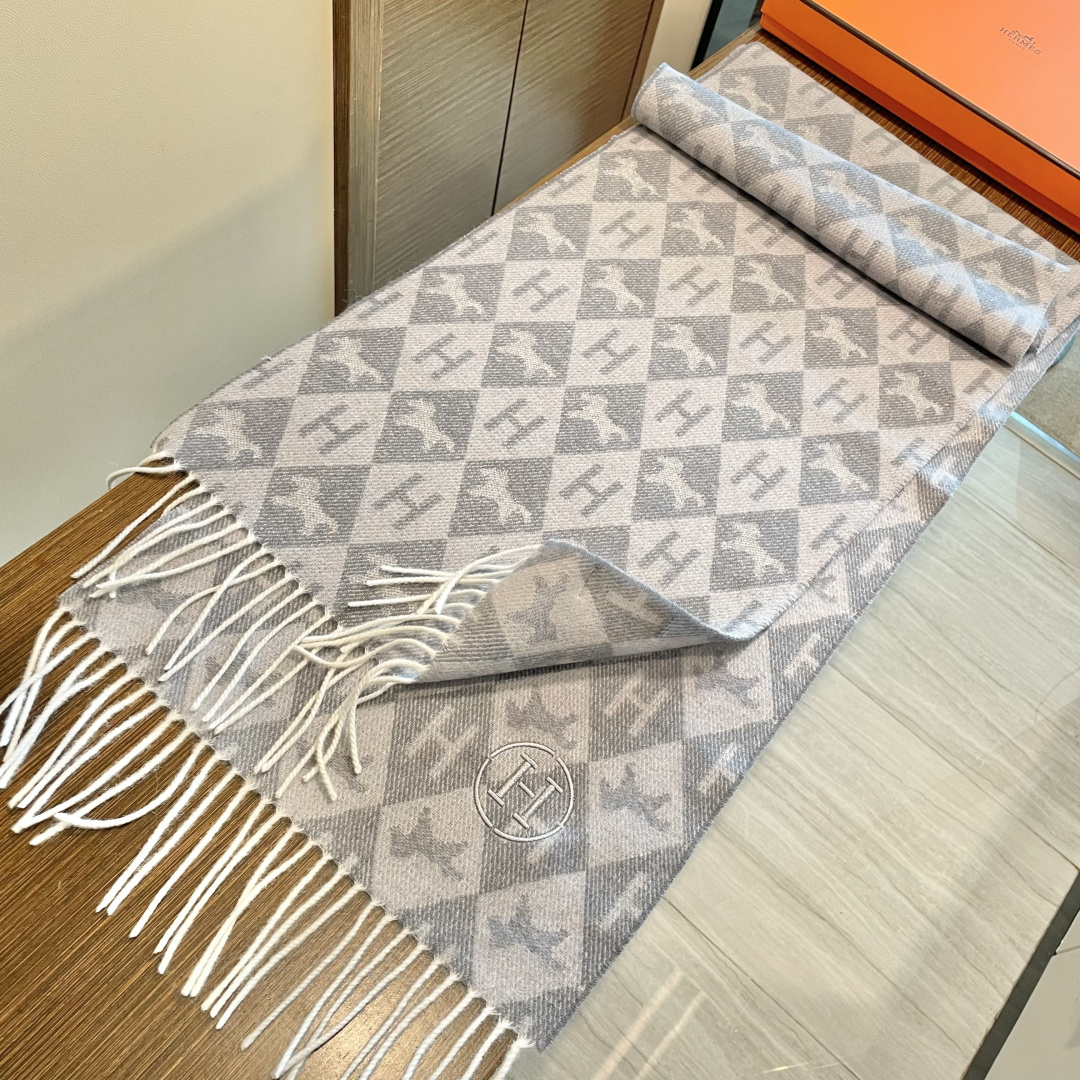 上新爱马仕双面男女款围巾且买且珍惜😍~都是出口订单所以比较难遇❤️东西讲究少而精😍好看的一定要收😎这款H