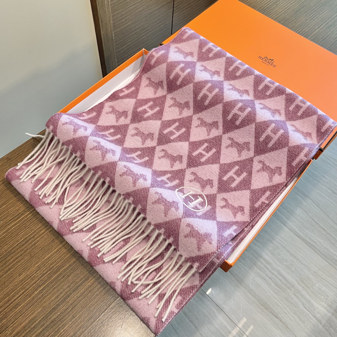 上新爱马仕双面男女款围巾且买且珍惜😍~都是出口订单所以比较难遇❤️东西讲究少而精😍好看的一定要收😎这款H