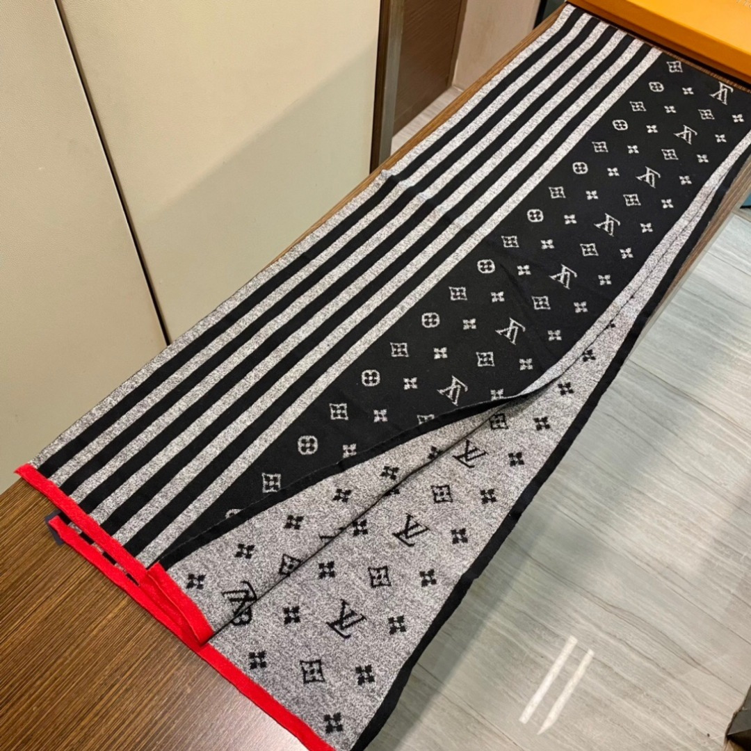 怒推走量新款🎊重磅推荐🎊LV官网最新款💥 针织羊绒材质。非常保暖👑 柔软亲肤，不扎脖😍经典素色围巾设计😘