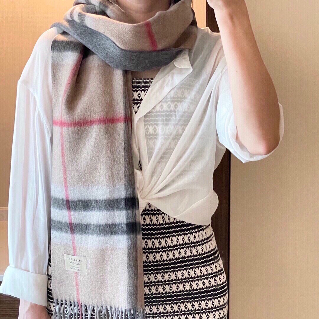 重磅推荐⚠️【顶级外单】🎀✨火爆N年的经典格，时潮人都有好几条巴宝莉围巾放在衣橱，一条小小的围巾其作用不