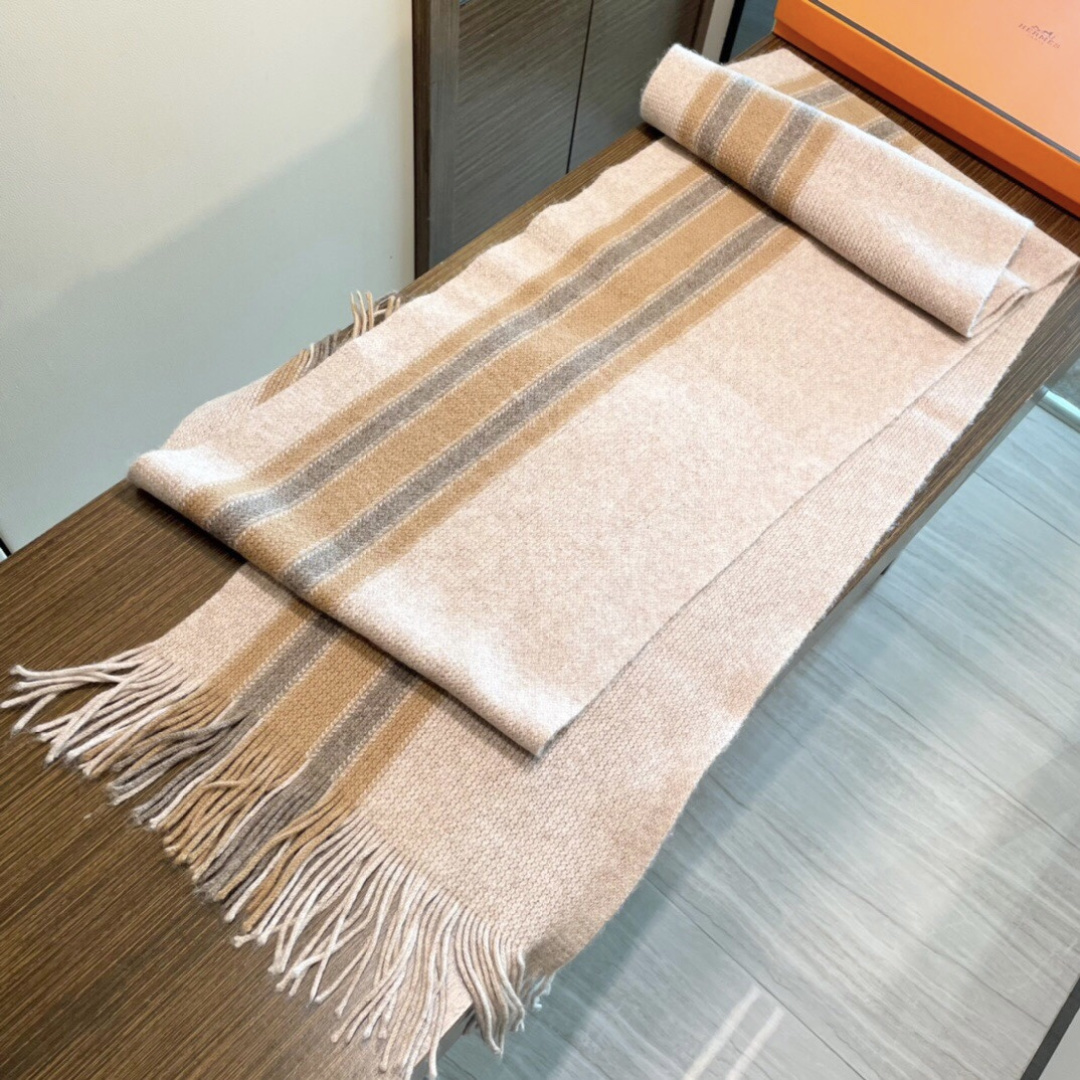 上新爱马仕男女款围巾且买且珍惜😍~都是出口订单所以比较难遇❤️东西讲究少而精😍好看的一定要收😎这款H家女