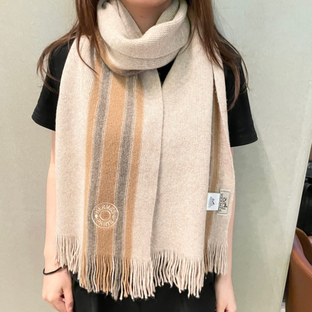 上新爱马仕男女款围巾且买且珍惜😍~都是出口订单所以比较难遇❤️东西讲究少而精😍好看的一定要收😎这款H家女