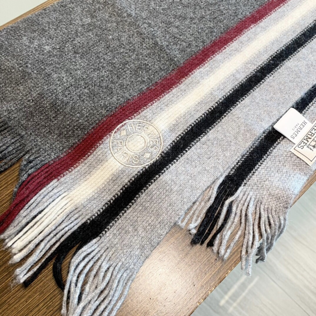 上新爱马仕男女款围巾且买且珍惜😍~都是出口订单所以比较难遇❤️东西讲究少而精😍好看的一定要收😎这款H家女