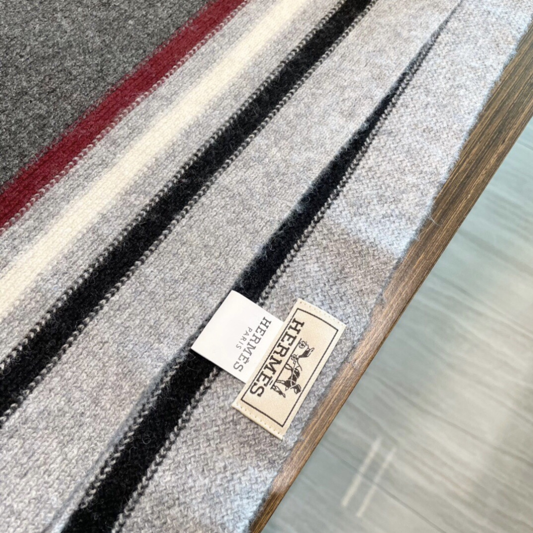 上新爱马仕男女款围巾且买且珍惜😍~都是出口订单所以比较难遇❤️东西讲究少而精😍好看的一定要收😎这款H家女