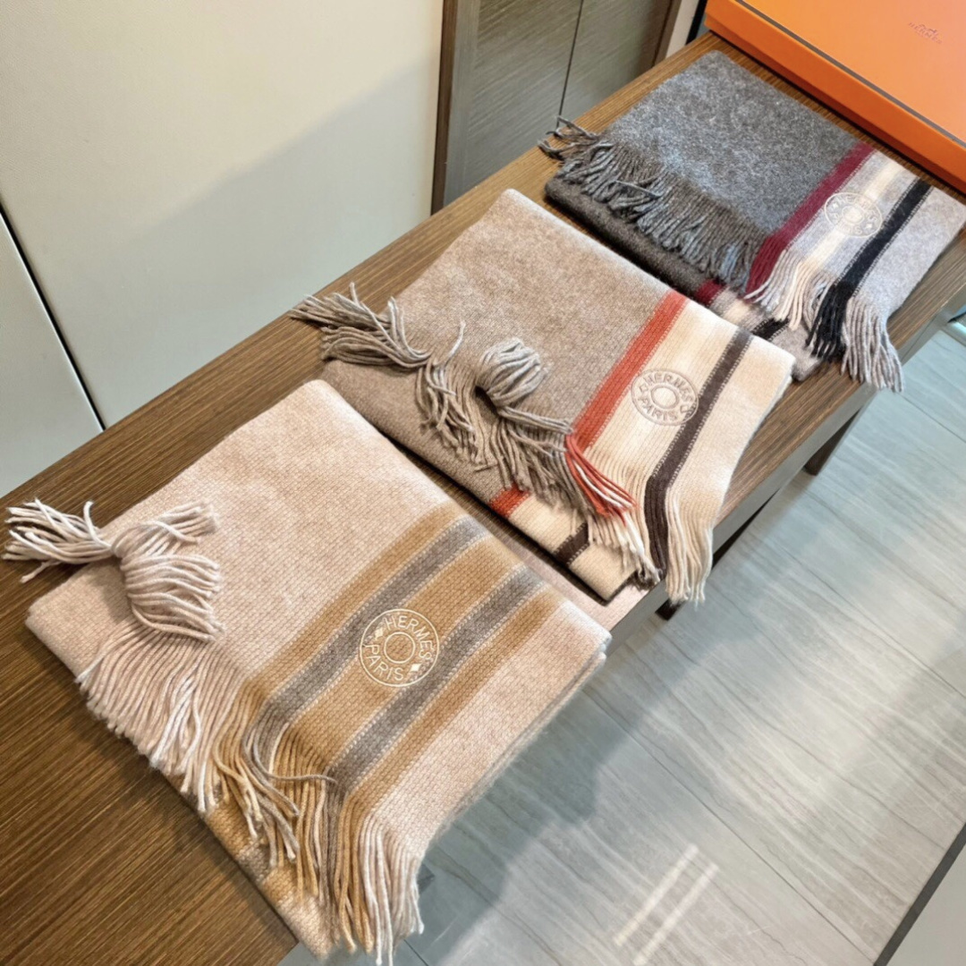 上新爱马仕男女款围巾且买且珍惜😍~都是出口订单所以比较难遇❤️东西讲究少而精😍好看的一定要收😎这款H家女