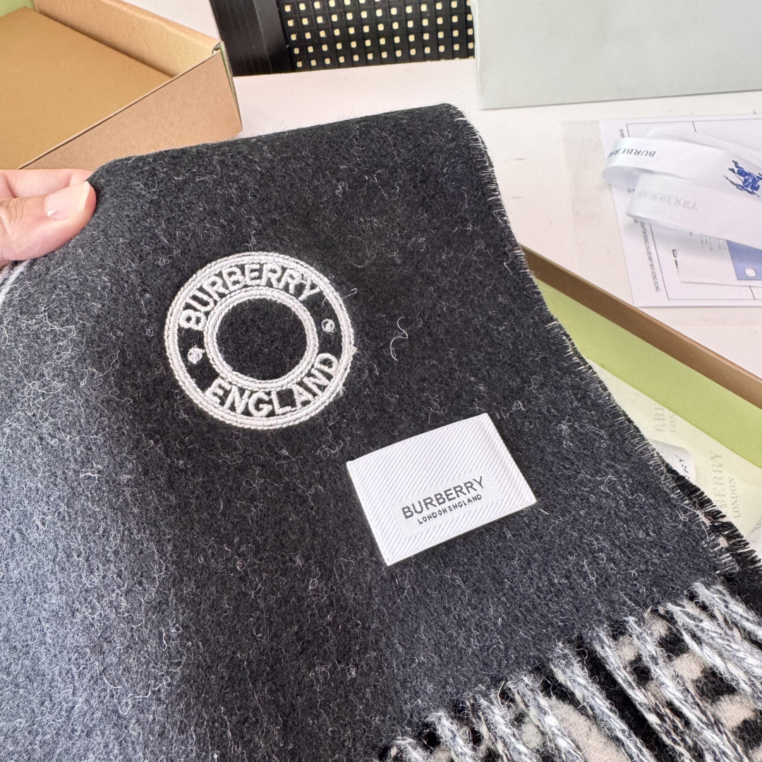 巴宝莉 秋冬新品！！看到了围巾的天花板👇巴宝莉BURBERRY！双面双色羊毛围巾圆环logo设计100%