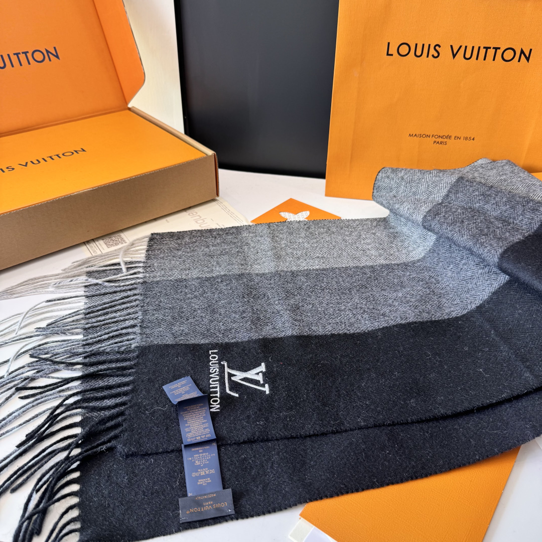 LV款式很有男性魅力，经典大方‼️面料采用的是客供纯羊绒，细腻柔软度都非常的好，非常漂亮。上身效果无敌好