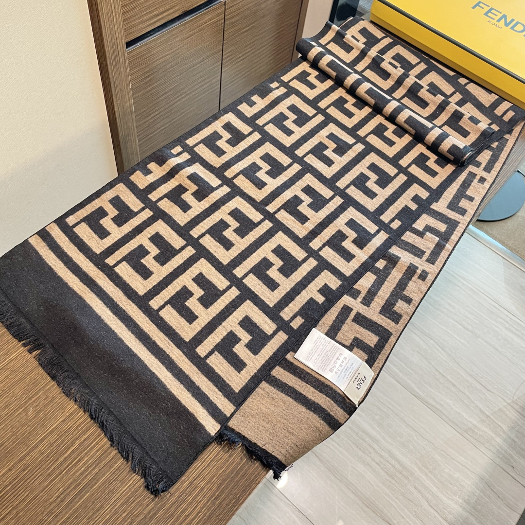 芬迪FF男女款围巾新款到货！海外原单，专柜原版，👏🎀️精美 今年超流行的款✨颜色随便百搭精神现👍💓🎀时尚