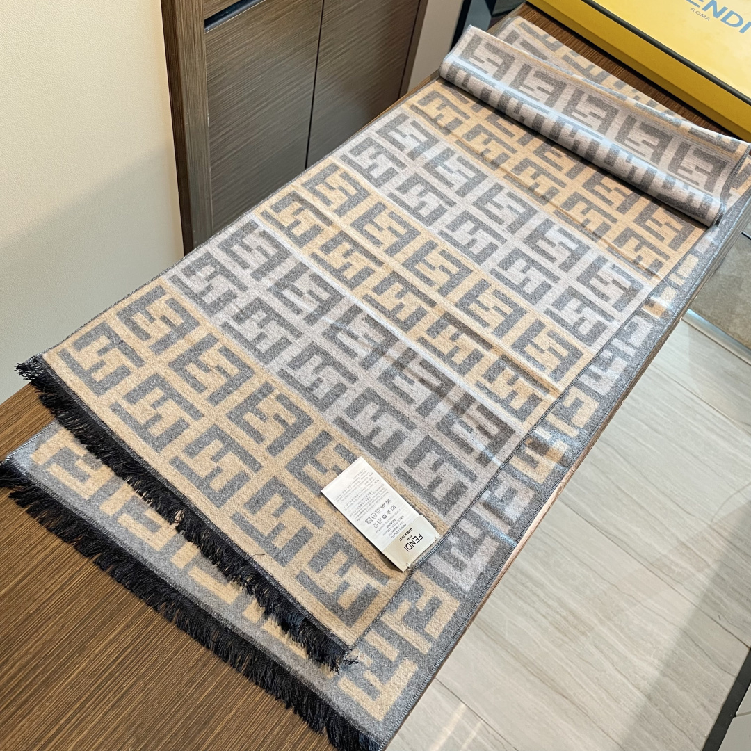 芬迪FF男女款围巾新款到货！海外原单，专柜原版，👏🎀️精美 今年超流行的款✨颜色随便百搭精神现👍💓🎀时尚