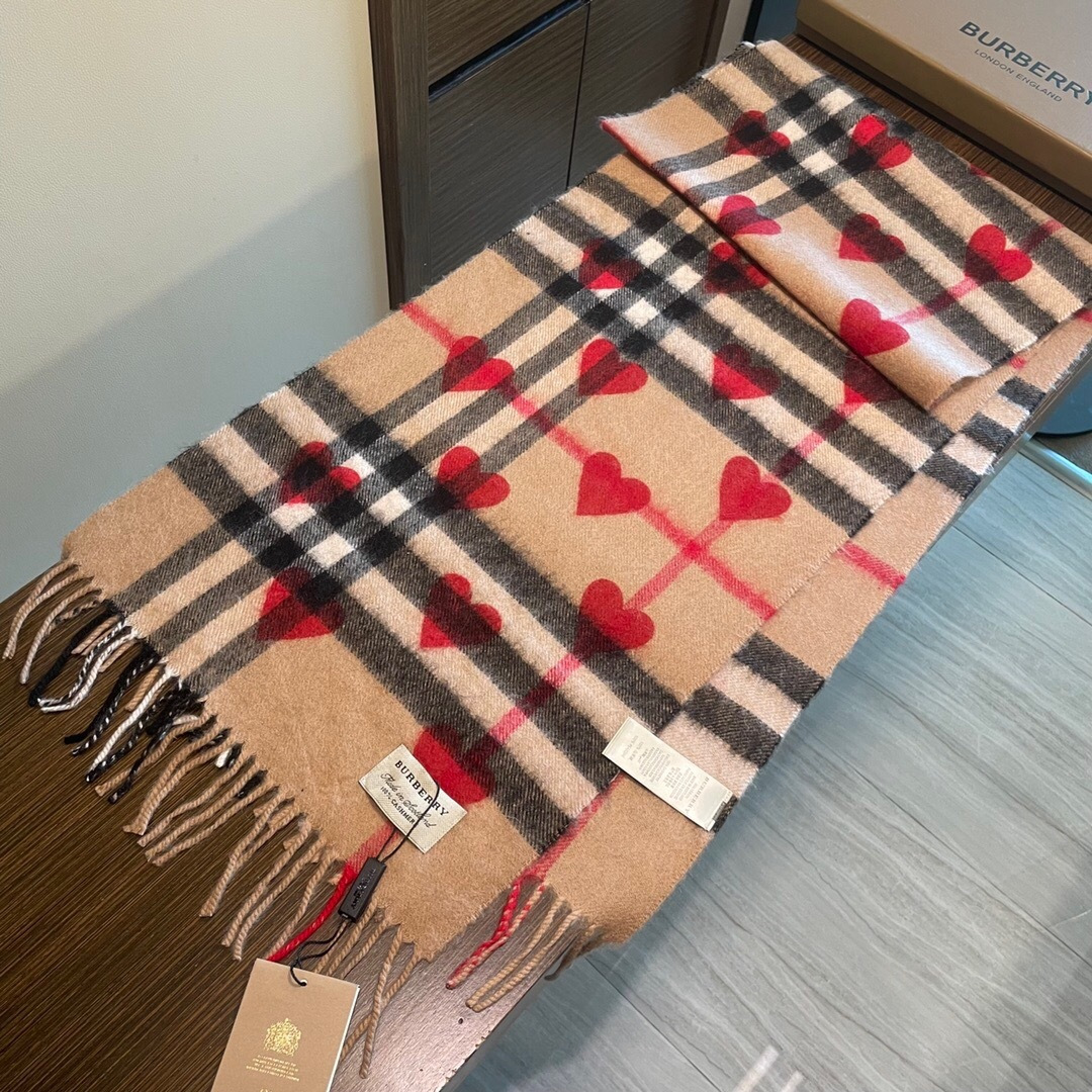 爆款来袭 ‼️巴宝莉情侣大爆款，超级可爱的经典桃心♥️羊绒围巾 又一款百年再设计的款式 经典时尚相结合 