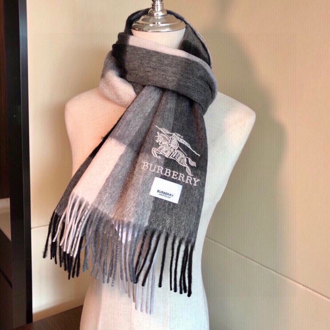 怒推走量新款🎊重磅推荐🎊巴宝莉官网最新款💥 100%顶级山羊绒材质。非常保暖👑 柔软亲肤，不扎脖😍经典巴