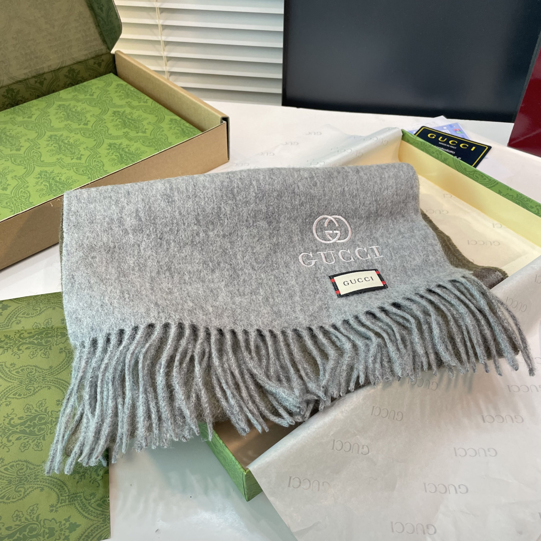 爆款到货古奇经典男女通用围巾👑柔和舒适的围巾带来今季最温暖贴心呵护❤️最顶级的品质❤️羊绒线织出漂亮精致