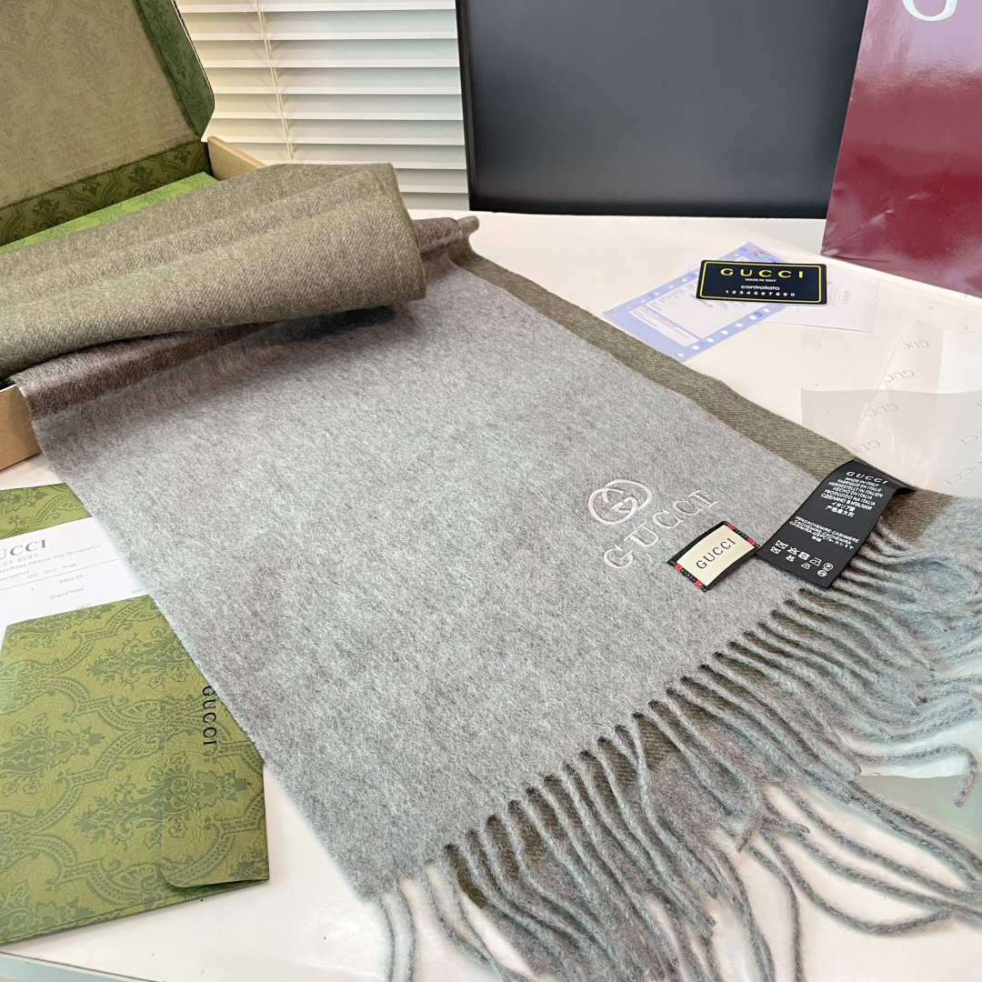 爆款到货古奇经典男女通用围巾👑柔和舒适的围巾带来今季最温暖贴心呵护❤️最顶级的品质❤️羊绒线织出漂亮精致