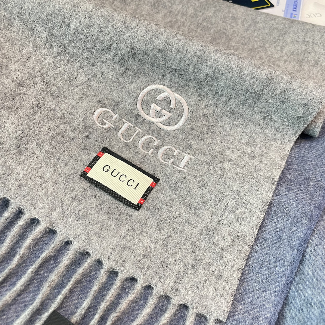 爆款到货古奇经典男女通用围巾👑柔和舒适的围巾带来今季最温暖贴心呵护❤️最顶级的品质❤️羊绒线织出漂亮精致