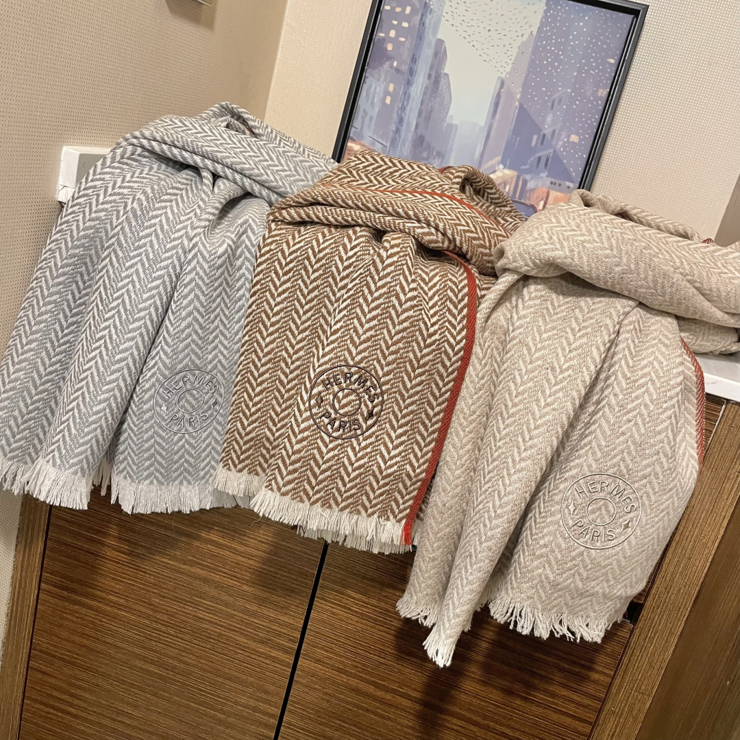 爱马仕人字条纹围巾，今年的新款，采用的是人字纹加彩条的设计，非常的大气,纯羊毛的用料，轻柔透气，保暖性好